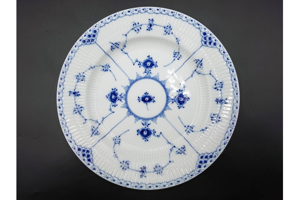 デンマーク製　ROYAL COPENHAGEN(ロイヤルコペンハーゲン)　ブルーフルーテッド　ハーフレース　直径約26cm　プレート3枚セット　(R-087861)