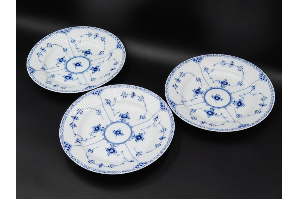デンマーク製　ROYAL COPENHAGEN(ロイヤルコペンハーゲン)　ブルーフルーテッド　ハーフレース　直径約26cm　プレート3枚セット　(R-087862)