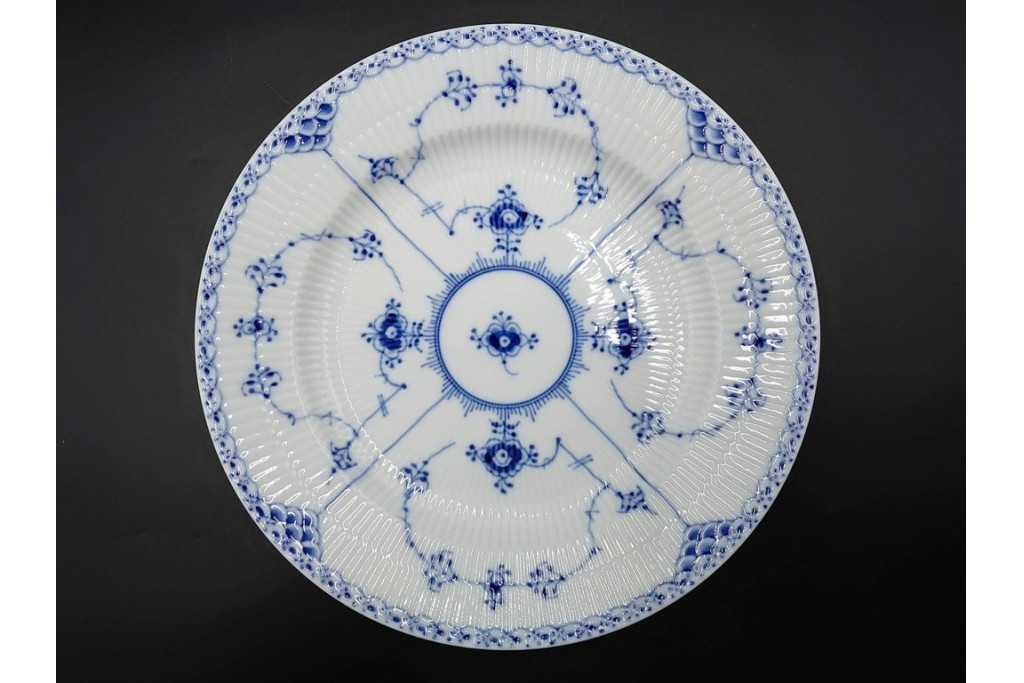 デンマーク製　ROYAL COPENHAGEN(ロイヤルコペンハーゲン)　ブルーフルーテッド　ハーフレース　直径約26cm　プレート3枚セット　(R-087862)