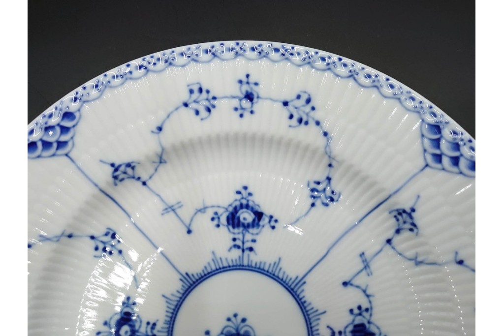 デンマーク製　ROYAL COPENHAGEN(ロイヤルコペンハーゲン)　ブルーフルーテッド　ハーフレース　直径約26cm　プレート3枚セット　(R-087862)
