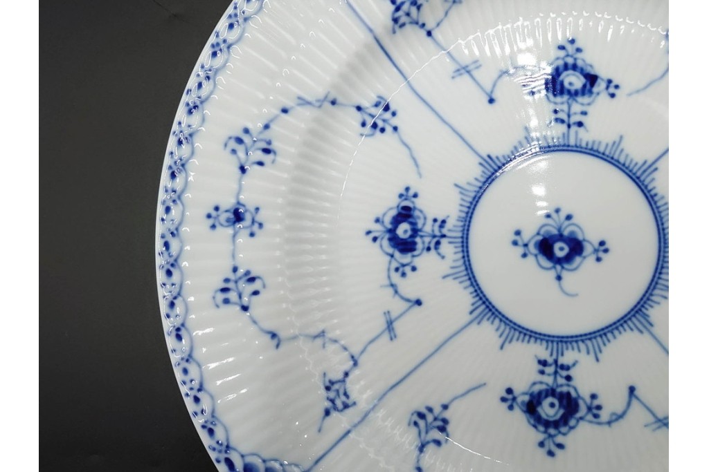 デンマーク製　ROYAL COPENHAGEN(ロイヤルコペンハーゲン)　ブルーフルーテッド　ハーフレース　直径約26cm　プレート3枚セット　(R-087862)