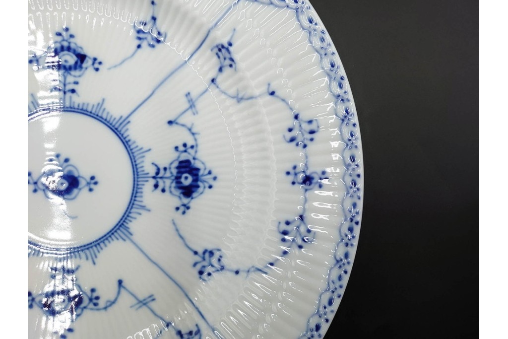 デンマーク製　ROYAL COPENHAGEN(ロイヤルコペンハーゲン)　ブルーフルーテッド　ハーフレース　直径約26cm　プレート3枚セット　(R-087862)