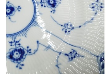 デンマーク製　ROYAL COPENHAGEN(ロイヤルコペンハーゲン)　ブルーフルーテッド　ハーフレース　直径約26cm　プレート3枚セット　(R-087862)