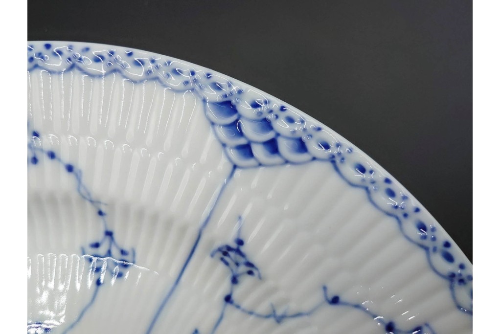 デンマーク製　ROYAL COPENHAGEN(ロイヤルコペンハーゲン)　ブルーフルーテッド　ハーフレース　直径約26cm　プレート3枚セット　(R-087862)