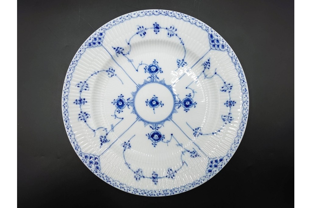 デンマーク製　ROYAL COPENHAGEN(ロイヤルコペンハーゲン)　ブルーフルーテッド　ハーフレース　直径約26cm　プレート3枚セット　(R-087862)