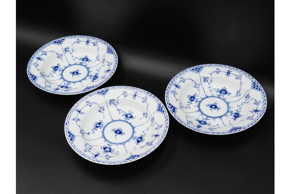 デンマーク製　ROYAL COPENHAGEN(ロイヤルコペンハーゲン)　ブルーフルーテッド　ハーフレース　直径約22cm　ディーププレート3枚セット　定価(3枚合計)9万9千円　(R-087863)