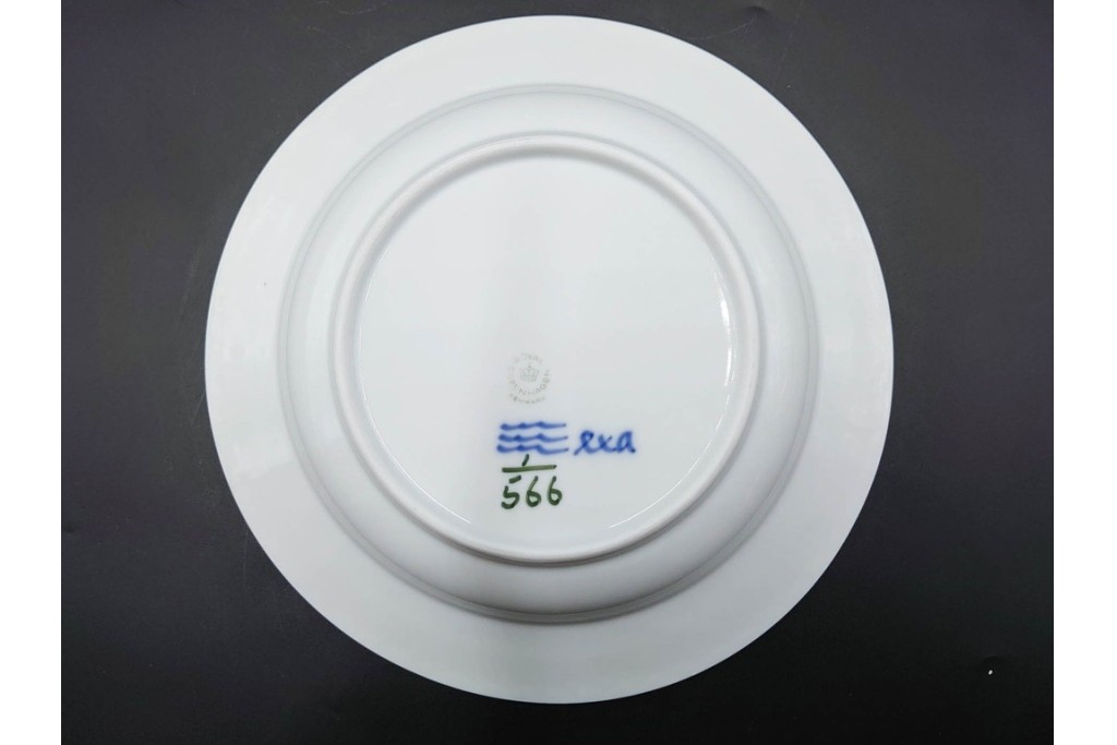 デンマーク製　ROYAL COPENHAGEN(ロイヤルコペンハーゲン)　ブルーフルーテッド　ハーフレース　直径約22cm　ディーププレート3枚セット　定価(3枚合計)9万9千円　(R-087863)
