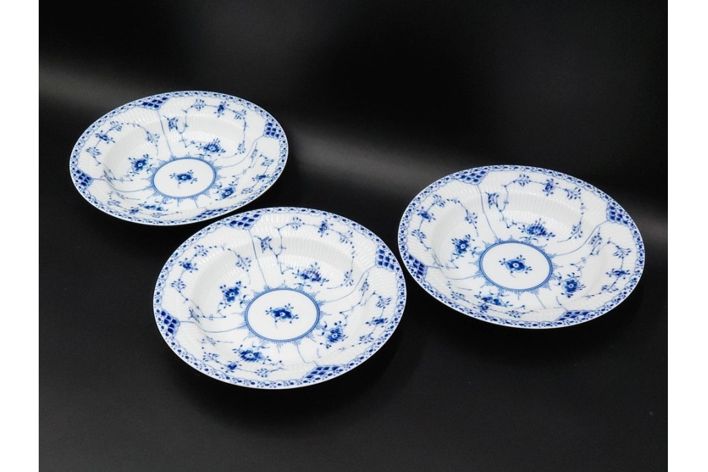 デンマーク製　ROYAL COPENHAGEN(ロイヤルコペンハーゲン)　ブルーフルーテッド　ハーフレース　直径約22cm　ディーププレート3枚セット　定価(3枚合計)9万9千円　(R-087864)