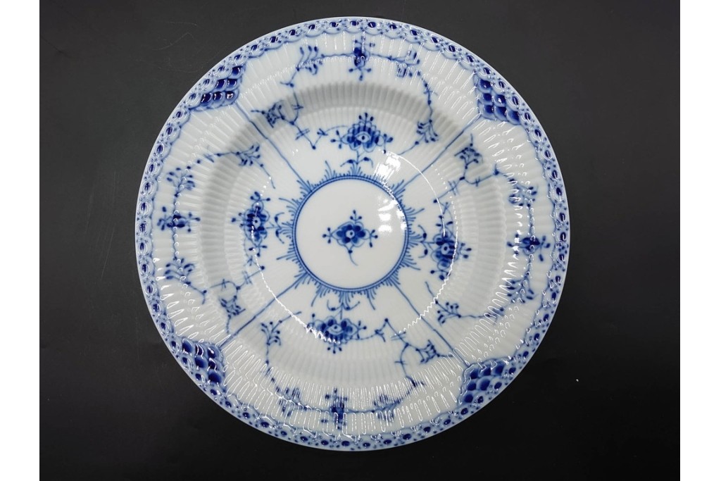 デンマーク製　ROYAL COPENHAGEN(ロイヤルコペンハーゲン)　ブルーフルーテッド　ハーフレース　直径約22cm　ディーププレート3枚セット　定価(3枚合計)9万9千円　(R-087864)