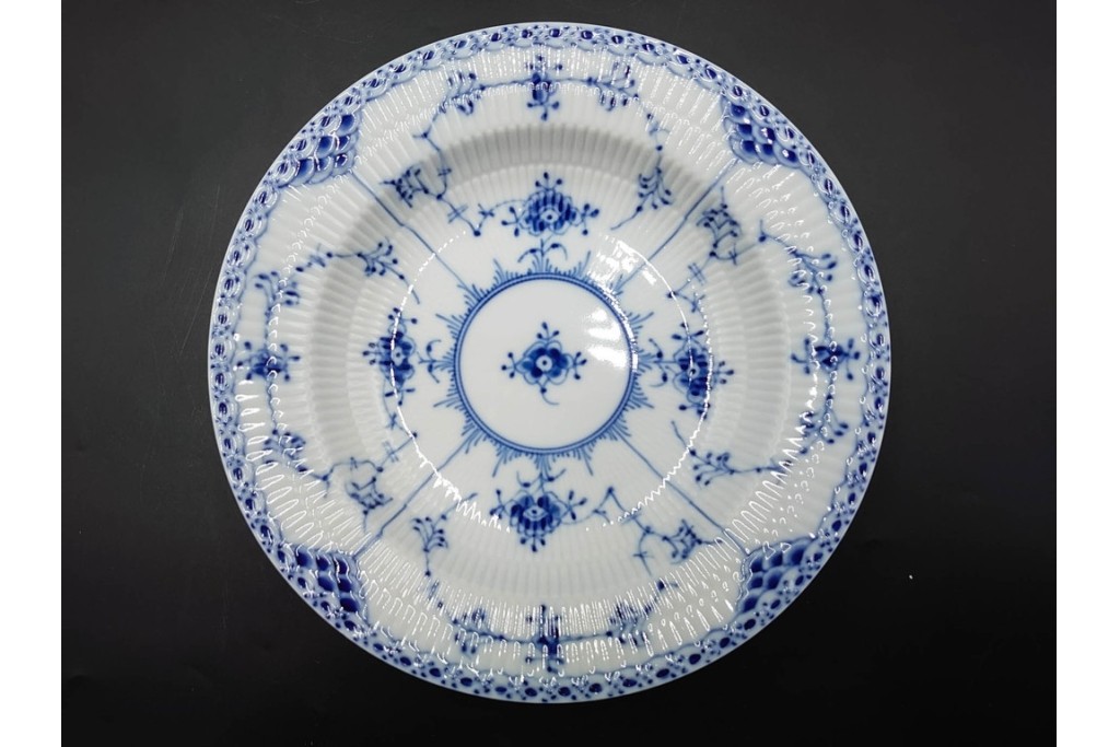 デンマーク製　ROYAL COPENHAGEN(ロイヤルコペンハーゲン)　ブルーフルーテッド　ハーフレース　直径約22cm　ディーププレート3枚セット　定価(3枚合計)9万9千円　(R-087864)