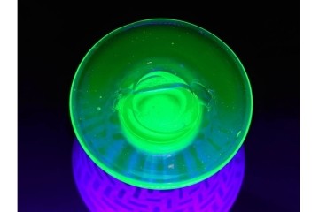 大正期の当時物　ラッパ型　赤緑・乳白色　籠目文が印象的なウランガラスの氷コップ　(R-087871)