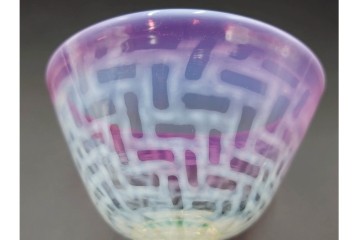 大正期の当時物　ラッパ型　赤緑・乳白色　籠目文が印象的なウランガラスの氷コップ　(R-087872)