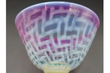 大正期の当時物　ラッパ型　赤緑・乳白色　籠目文が印象的なウランガラスの氷コップ　(R-087872)