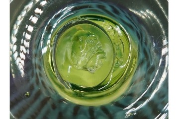 大正期の当時物　ラッパ型　赤緑・乳白色　籠目文が印象的なウランガラスの氷コップ　(R-087872)