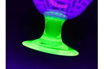 大正期の当時物　ラッパ型　赤緑・乳白色　籠目文が印象的なウランガラスの氷コップ　(R-087873)