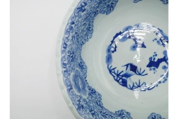 江戸期　古伊万里　染付　直径約33cm　線描で描かれた花唐草と松竹梅が趣深い鉢　(R-087876)