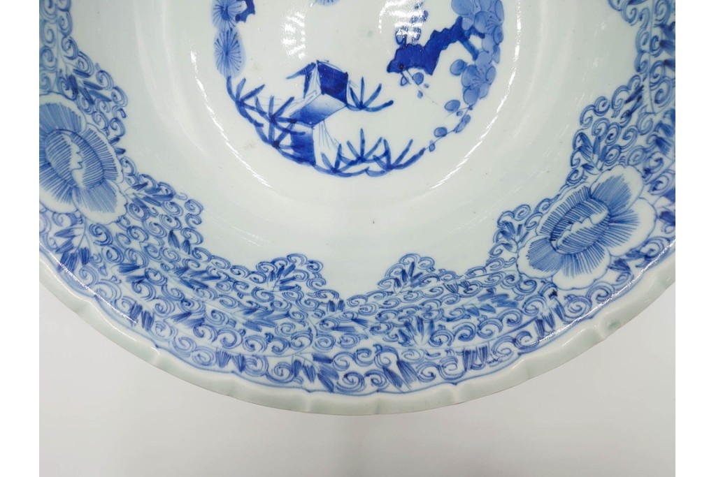 江戸期　古伊万里　染付　直径約33cm　線描で描かれた花唐草と松竹梅が趣深い鉢　(R-087876)