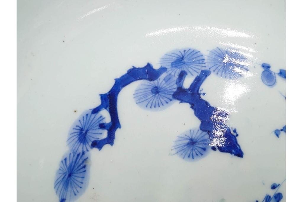 江戸期　古伊万里　染付　直径約33cm　線描で描かれた花唐草と松竹梅が趣深い鉢　(R-087876)