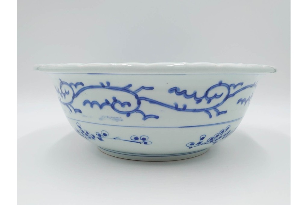 江戸期　古伊万里　染付　直径約33cm　線描で描かれた花唐草と松竹梅が趣深い鉢　(R-087876)