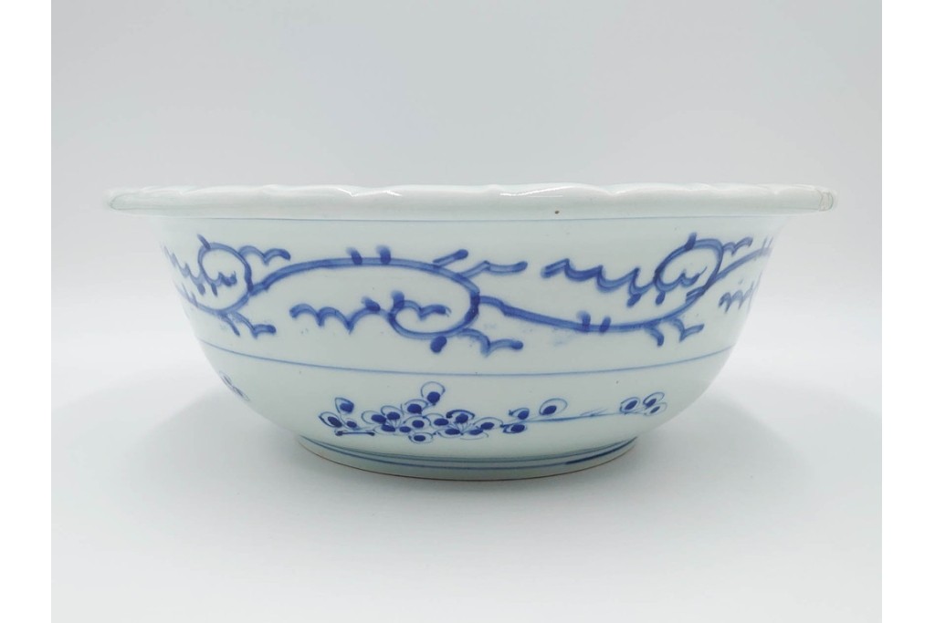 江戸期　古伊万里　染付　直径約33cm　線描で描かれた花唐草と松竹梅が趣深い鉢　(R-087876)