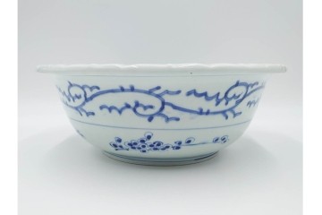 江戸期　古伊万里　染付　直径約33cm　線描で描かれた花唐草と松竹梅が趣深い鉢　(R-087876)