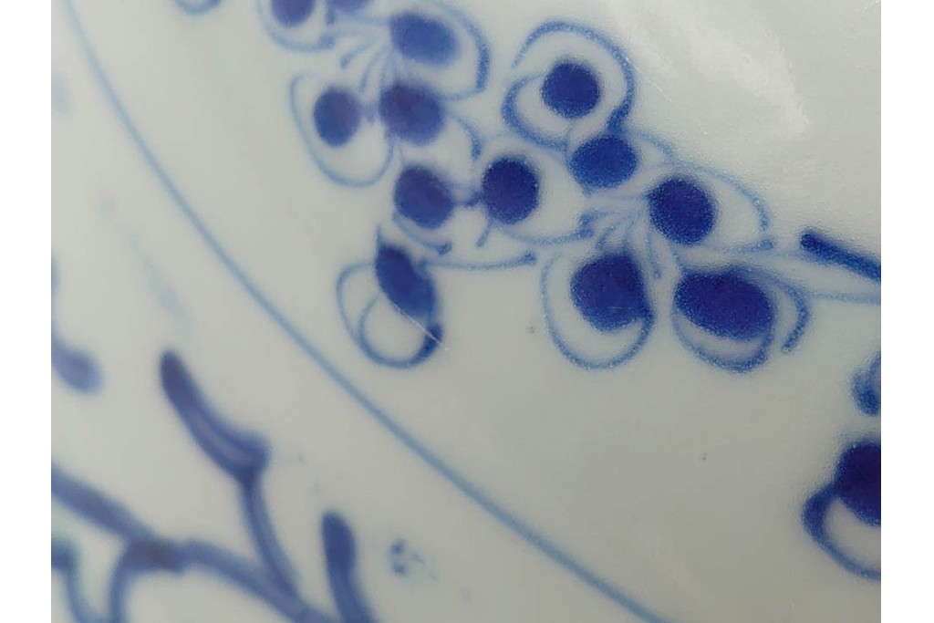 江戸期　古伊万里　染付　直径約33cm　線描で描かれた花唐草と松竹梅が趣深い鉢　(R-087876)