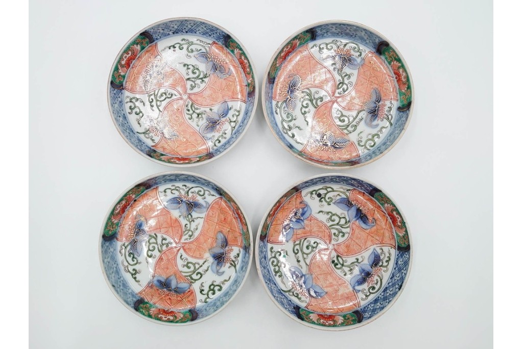 江戸期　古伊万里　直径約13cm(4.2寸)　染錦で描かれた花唐草文が華やかな小皿4枚セット　(R-087885)