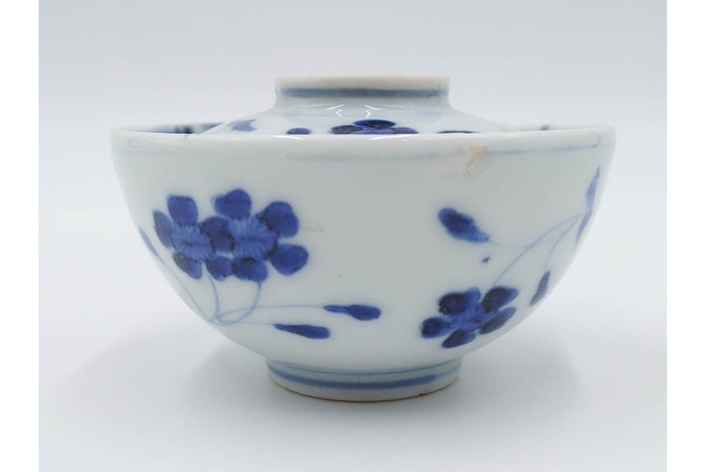 江戸期　成化年制(成化年製)　古伊万里　染付　花文が描かれた小振りの蓋付き茶碗5点セット　(R-087887)