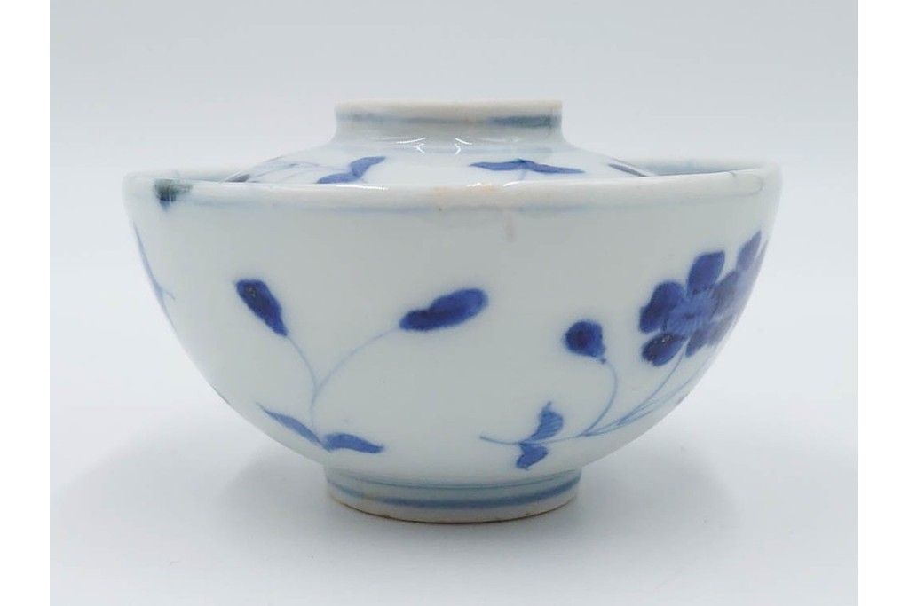 江戸期　成化年制(成化年製)　古伊万里　染付　花文が描かれた小振りの蓋付き茶碗5点セット　(R-087887)