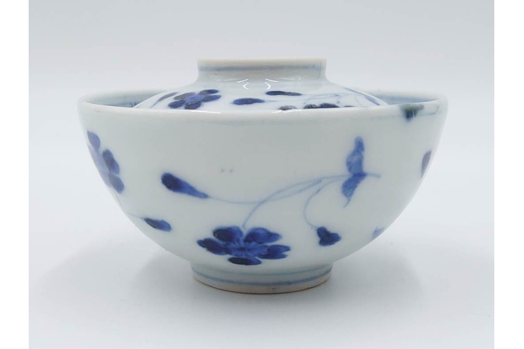 江戸期　成化年制(成化年製)　古伊万里　染付　花文が描かれた小振りの蓋付き茶碗5点セット　(R-087887)