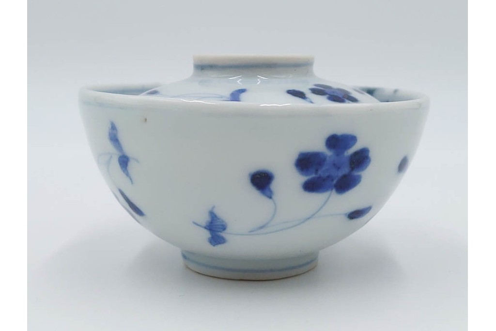 江戸期　成化年制(成化年製)　古伊万里　染付　花文が描かれた小振りの蓋付き茶碗5点セット　(R-087887)