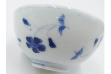 江戸期　成化年制(成化年製)　古伊万里　染付　花文が描かれた小振りの蓋付き茶碗5点セット　(R-087887)
