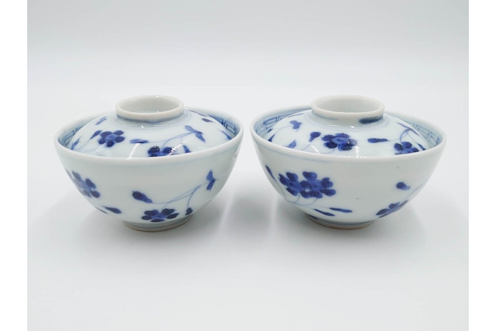 江戸期　成化年制(成化年製)　古伊万里　染付　花文が描かれた小振りの蓋付き茶碗5点セット　(R-087887)