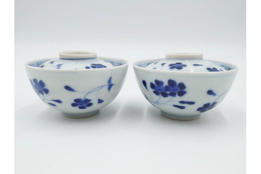 江戸期　成化年制(成化年製)　古伊万里　染付　花文が描かれた小振りの蓋付き茶碗5点セット　(R-087887)