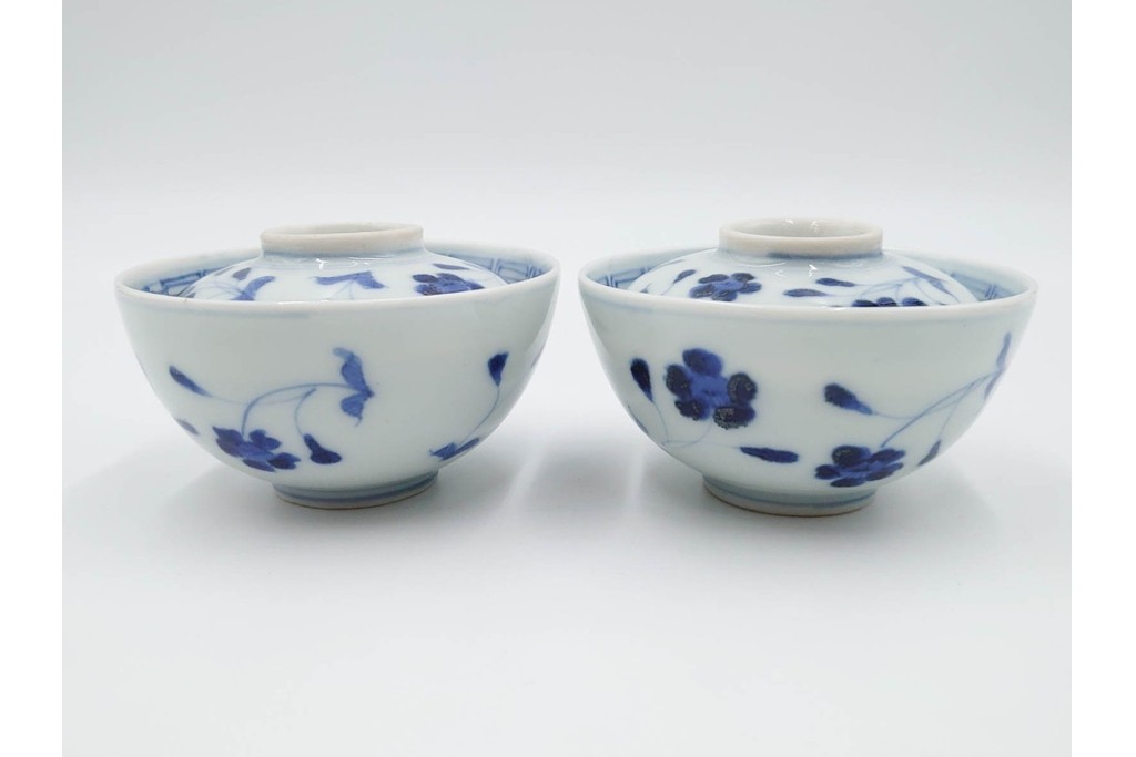 江戸期　成化年制(成化年製)　古伊万里　染付　花文が描かれた小振りの蓋付き茶碗5点セット　(R-087887)