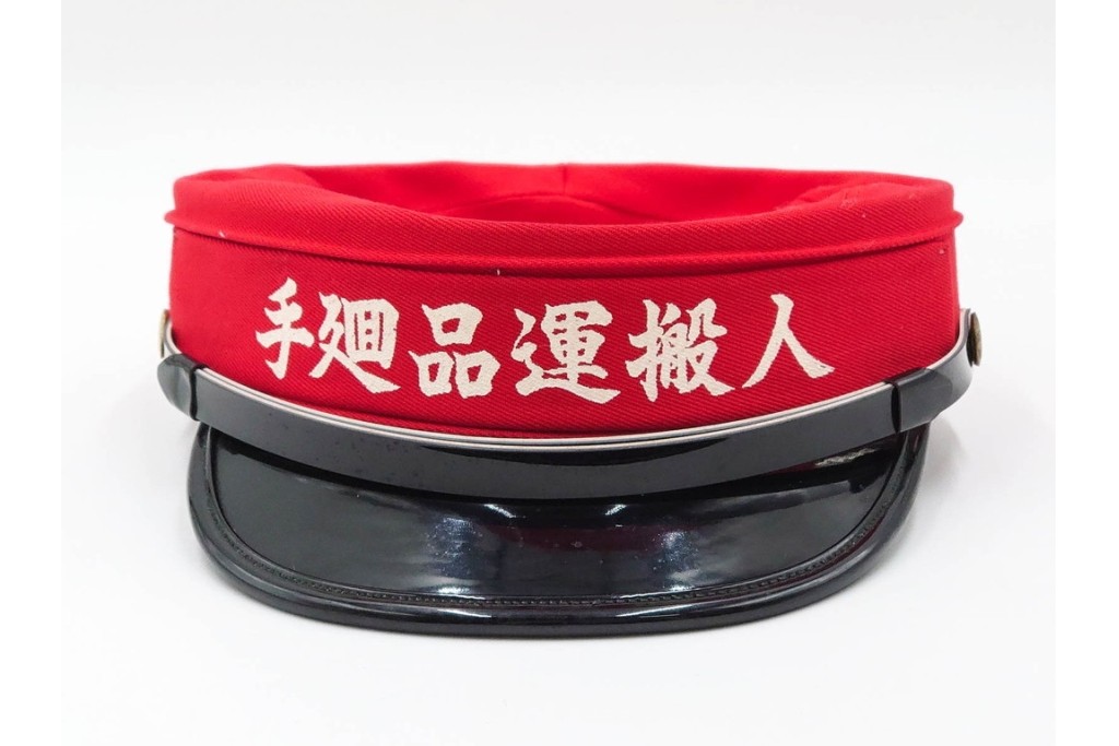 当時物　日本国有鉄道(国鉄)　手廻品運搬人の赤帽　(R-087890)