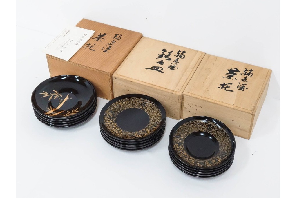 輪島塗　木製　蒔絵と沈金による花文が上品な茶托10点・銘々皿5点セット　共箱付き　(R-087896)