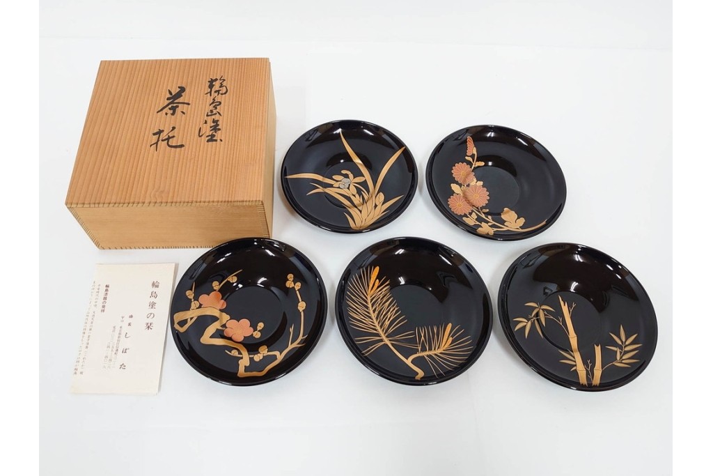 輪島塗　木製　蒔絵と沈金による花文が上品な茶托10点・銘々皿5点セット　共箱付き　(R-087896)