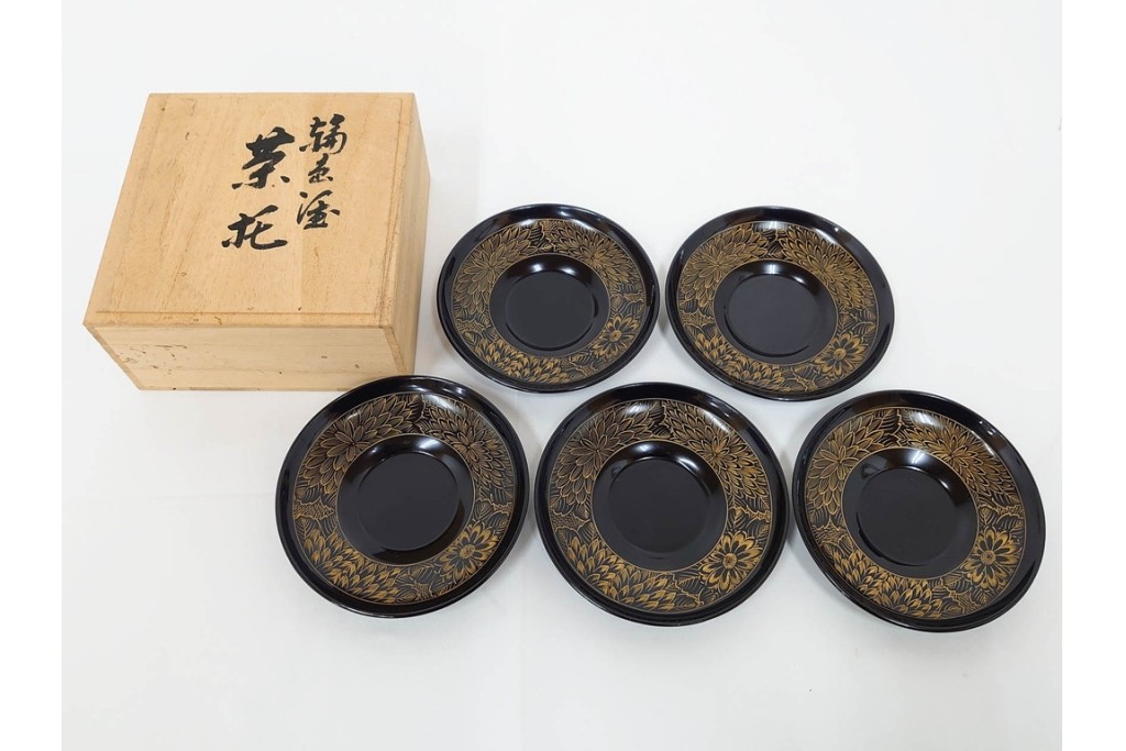 輪島塗　木製　蒔絵と沈金による花文が上品な茶托10点・銘々皿5点セット　共箱付き　(R-087896)