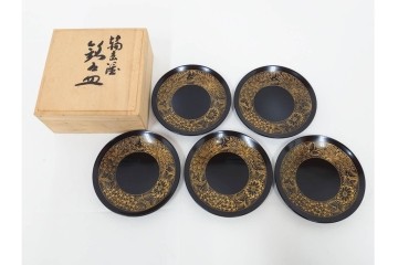 輪島塗　木製　蒔絵と沈金による花文が上品な茶托10点・銘々皿5点セット　共箱付き　(R-087896)