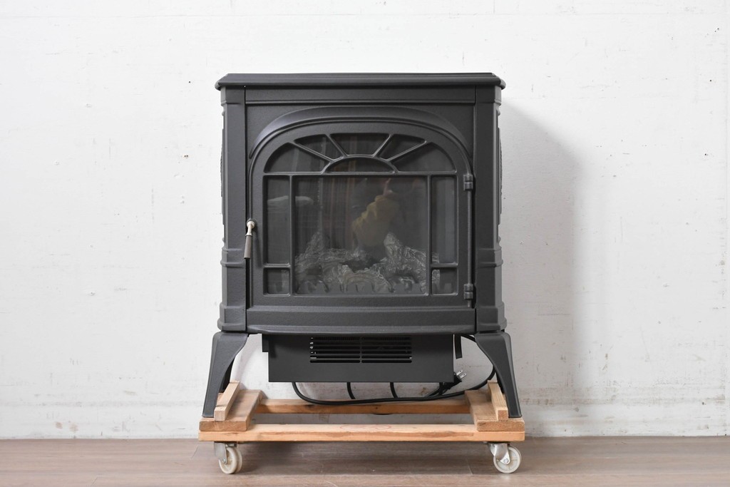 中古　美品　ダッチウエストジャパン取り扱い　CFM(Canadian Fireplace Manufacturing)社製　クラシカルなデザインの電気ストーブ　定価約12万円　(R-087902)