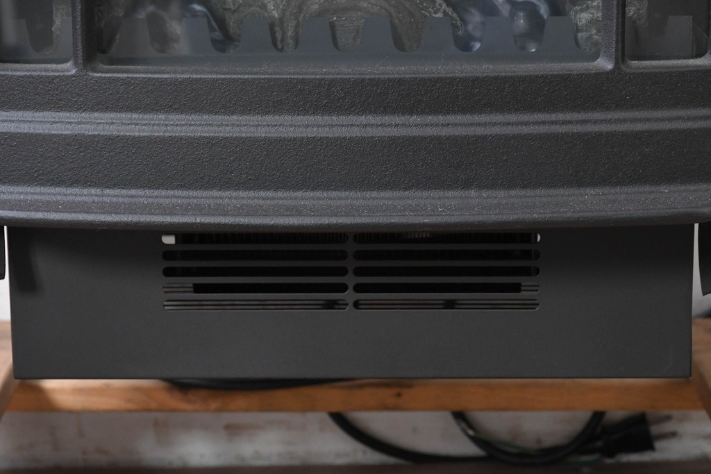 中古　美品　ダッチウエストジャパン取り扱い　CFM(Canadian Fireplace Manufacturing)社製　クラシカルなデザインの電気ストーブ　定価約12万円　(R-087902)