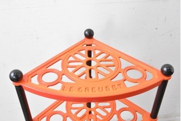 中古　Le Creuset(ル・クルーゼ)　鮮やかなオレンジカラーのポットスタンド　(R-087903)
