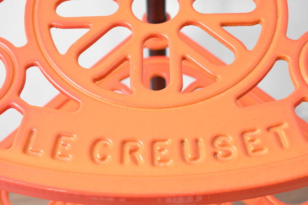 中古　Le Creuset(ル・クルーゼ)　鮮やかなオレンジカラーのポットスタンド　(R-087903)