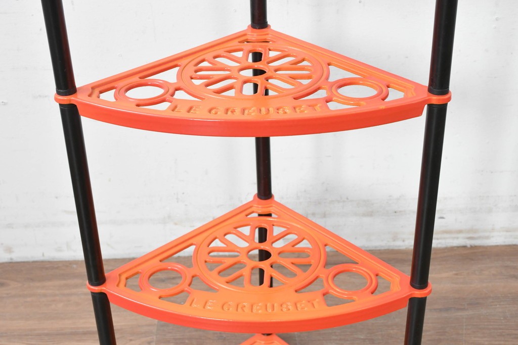 中古　Le Creuset(ル・クルーゼ)　鮮やかなオレンジカラーのポットスタンド　(R-087903)