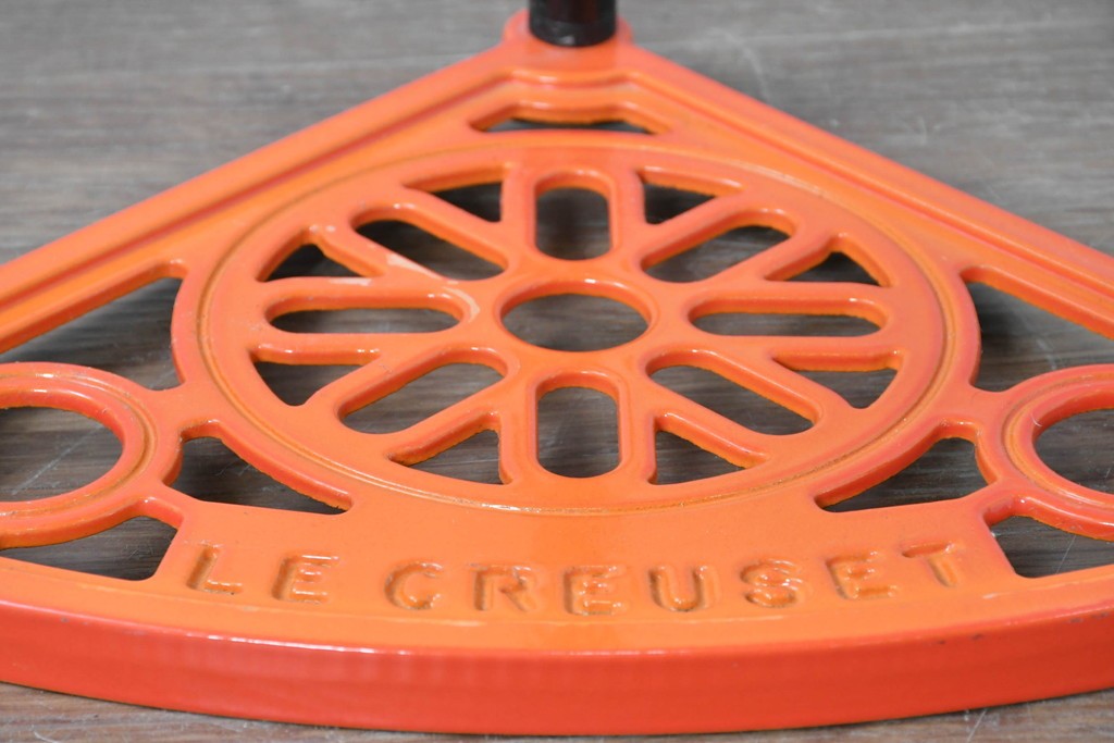 中古　Le Creuset(ル・クルーゼ)　鮮やかなオレンジカラーのポットスタンド　(R-087903)