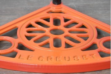 中古　Le Creuset(ル・クルーゼ)　鮮やかなオレンジカラーのポットスタンド　(R-087903)