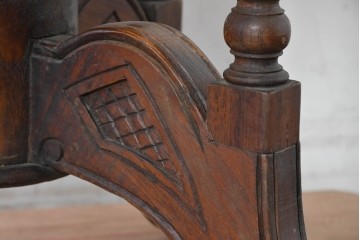 ヴィンテージ家具　大理石トップ　クラシカルな脚部のラウンドテーブル　(R-087911)