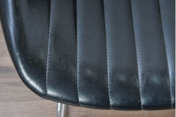 和製ヴィンテージ　モダンなデザインのビニール張りイージーチェア2脚セット　(R-087914)