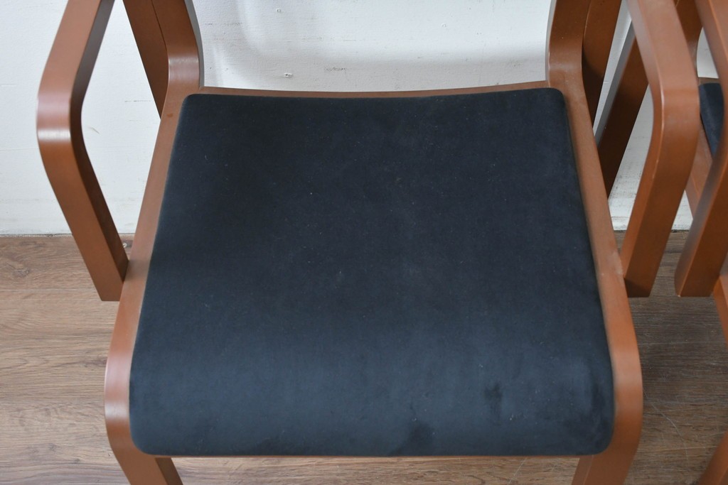 中古　美品　arflex(アルフレックス)　NU(ニュー)　すっきりとしたデザインのアームチェア2脚セット　(R-087917)